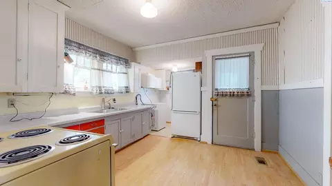 Kitchen - 625 NW State St, Pullman, WA 99163 photo 2 of 2
