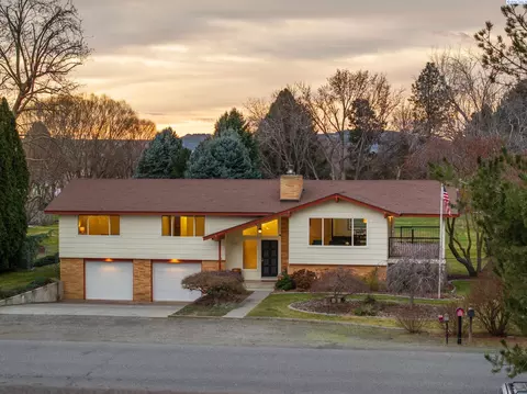 10220 Maple Dr, Pasco, WA 99301 photo 1
