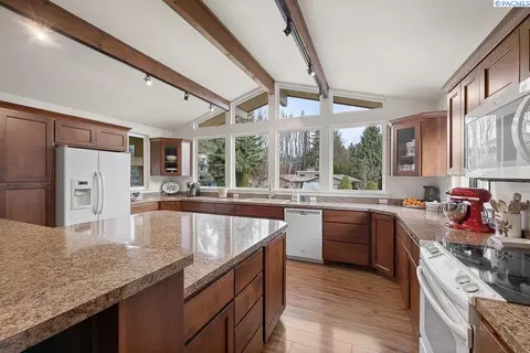Kitchen - 940 SE Glen Echo Rd, Pullman, WA 99163 photo 2 of 5