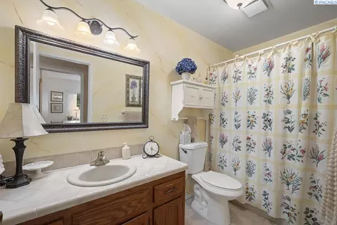 Bath - 940 SE Glen Echo Rd, Pullman, WA 99163 photo 2 of 3