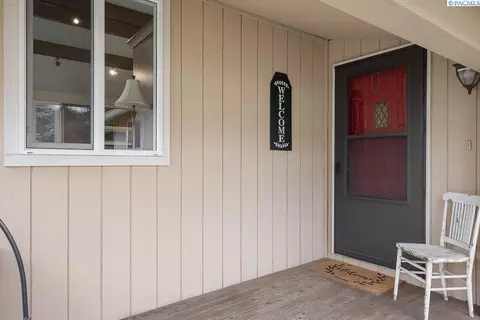 Entry Way - 940 SE Glen Echo Rd, Pullman, WA 99163 photo 1 of 1