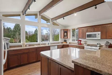 Kitchen - 940 SE Glen Echo Rd, Pullman, WA 99163 photo 4 of 5