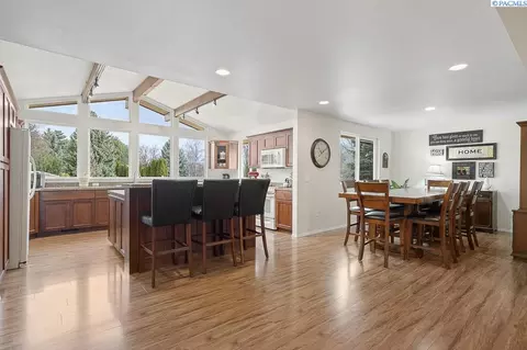 Kitchen - 940 SE Glen Echo Rd, Pullman, WA 99163 photo 1 of 5