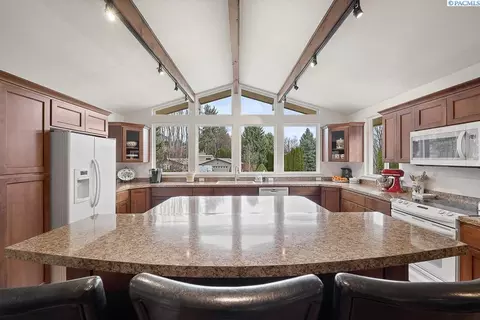 Kitchen - 940 SE Glen Echo Rd, Pullman, WA 99163 photo 3 of 5