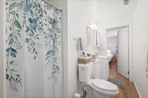 Bath - 940 SE Glen Echo Rd, Pullman, WA 99163 photo 3 of 3