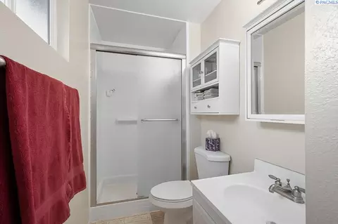Bath - 940 SE Glen Echo Rd, Pullman, WA 99163 photo 1 of 3