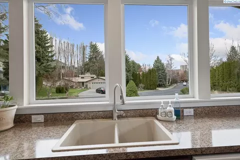 Kitchen - 940 SE Glen Echo Rd, Pullman, WA 99163 photo 5 of 5