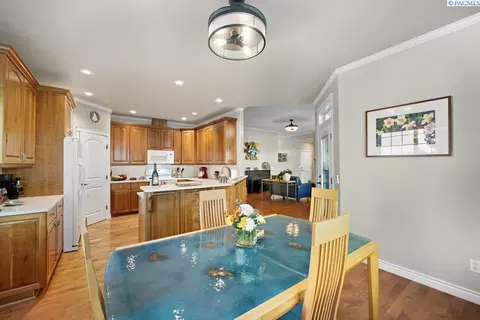 Dining - 520 SW Sundance Ct, Pullman, WA 99163 photo 2 of 2
