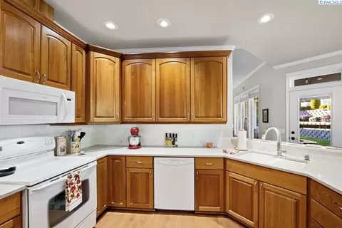 Kitchen - 520 SW Sundance Ct, Pullman, WA 99163 photo 3 of 3