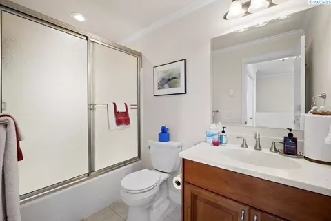 Bath - 520 SW Sundance Ct, Pullman, WA 99163 photo 5 of 5