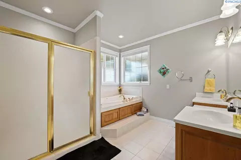 Bath - 520 SW Sundance Ct, Pullman, WA 99163 photo 3 of 5