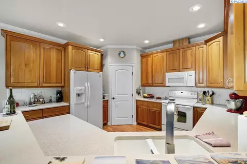 Kitchen - 520 SW Sundance Ct, Pullman, WA 99163 photo 2 of 3