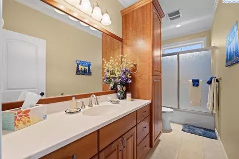 Bath - 520 SW Sundance Ct, Pullman, WA 99163 photo 1 of 5