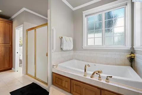 Bath - 520 SW Sundance Ct, Pullman, WA 99163 photo 4 of 5