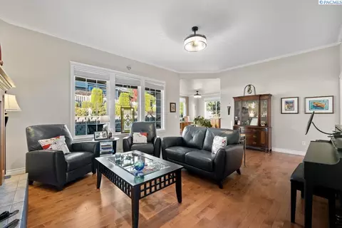 Living - 520 SW Sundance Ct, Pullman, WA 99163 photo 1 of 3