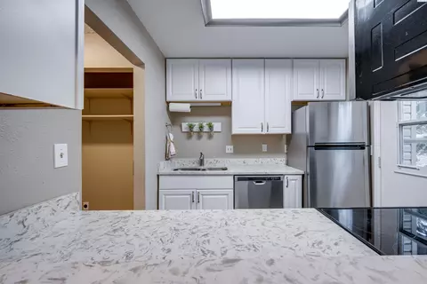 Kitchen - 600 SW Crestview St #2, Pullman, WA 99163 photo 2 of 3