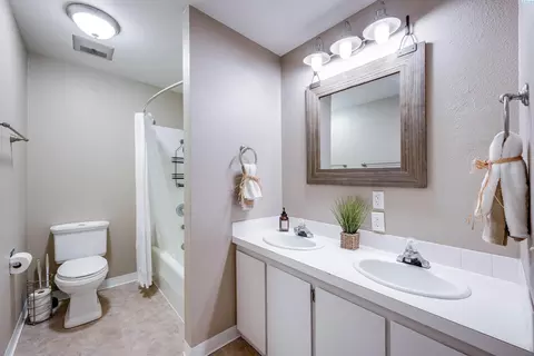 Bath - 600 SW Crestview St #2, Pullman, WA 99163 photo 1 of 2