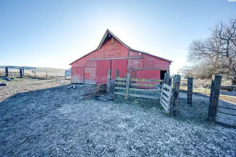 Exterior - 952 Carothers Rd, Pullman, WA 99163 photo 5 of 9