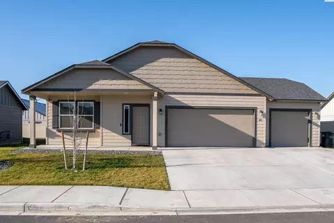 808 Grant Ave, Grandview, WA 98930