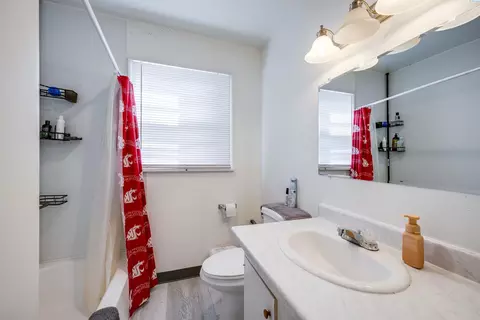 Bath - 1215 NE Myrtle St, Pullman, WA 99163 photo 1 of 1