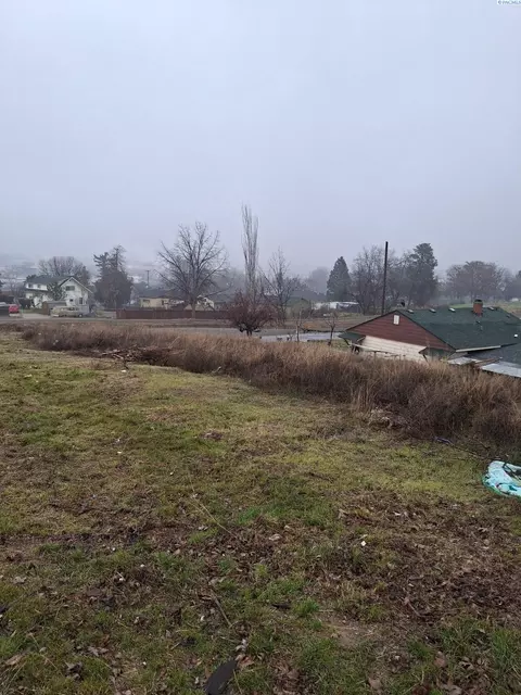 313 NW Crescent Ave, Sunnyside, WA 98944