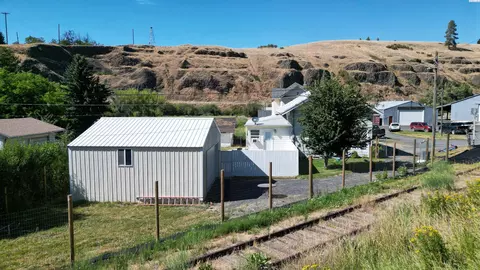Exterior - 311 E Cooper St, Colfax, WA 99111 photo 3 of 5