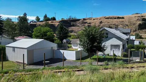 Exterior - 311 E Cooper St, Colfax, WA 99111 photo 2 of 5