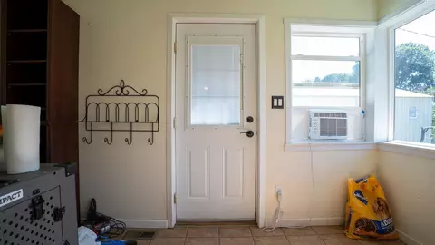Entry Way - 311 E Cooper St, Colfax, WA 99111 photo 2 of 2