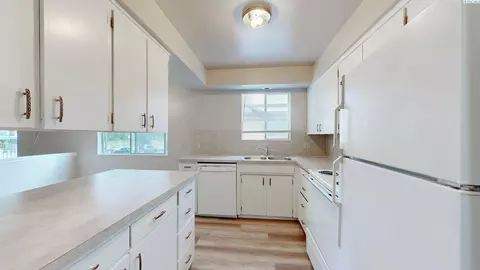 Kitchen - 1250 NW State, Pullman, WA 99163 photo 1 of 2