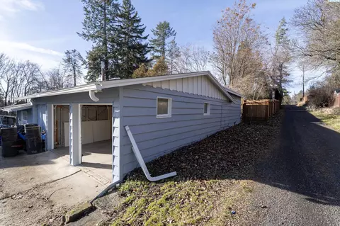 Exterior - 308 NW Webb, Pullman, WA 99163 photo 5 of 9