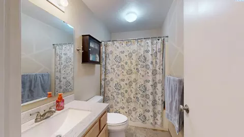 Bath - 222 NW Clay Ct, Pullman, WA 99163 photo 1 of 2