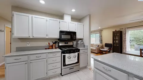 Kitchen - 222 NW Clay Ct, Pullman, WA 99163 photo 2 of 2