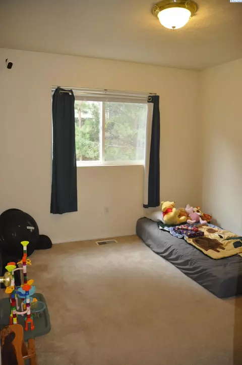 Bedroom - 2430 NW Granite Ct, Pullman, WA 99163 photo 3 of 4