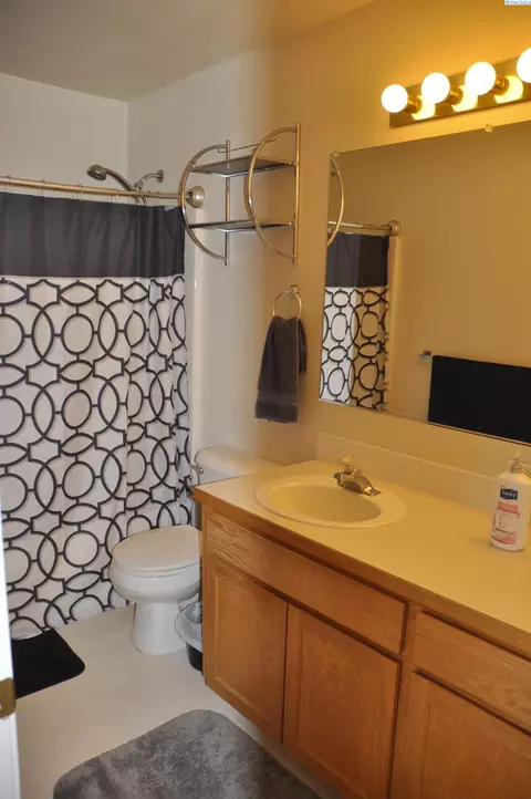 Bath - 2430 NW Granite Ct, Pullman, WA 99163 photo 1 of 1