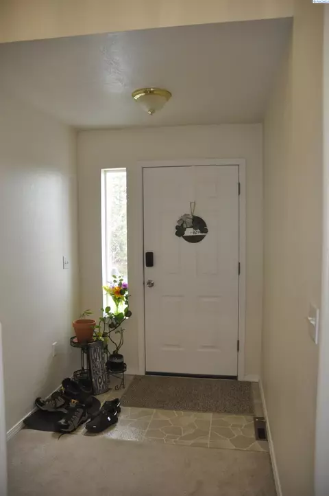 Entry Way - 2430 NW Granite Ct, Pullman, WA 99163 photo 2 of 3