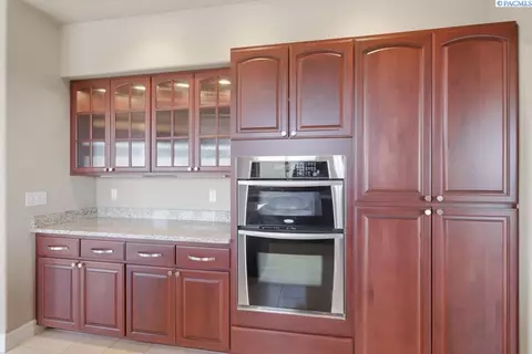 Kitchen - 820 NW Palouse View Ct, Pullman, WA 99163 photo 4 of 7