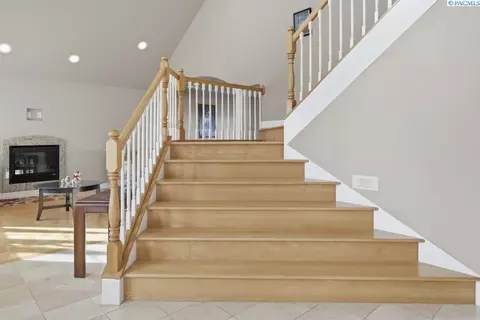 Entry Way - 820 NW Palouse View Ct, Pullman, WA 99163 photo 4 of 6
