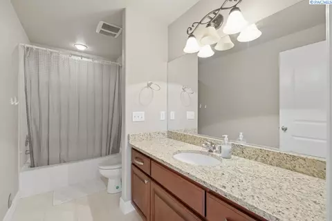 Bath - 820 NW Palouse View Ct, Pullman, WA 99163 photo 5 of 5