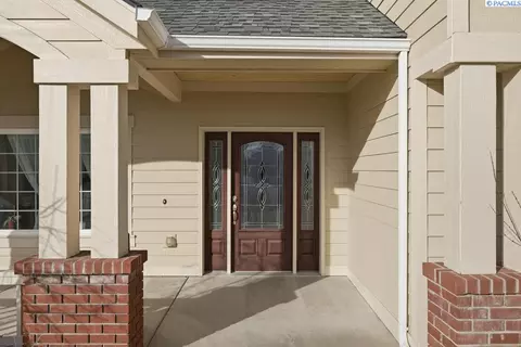 Entry Way - 820 NW Palouse View Ct, Pullman, WA 99163 photo 1 of 6