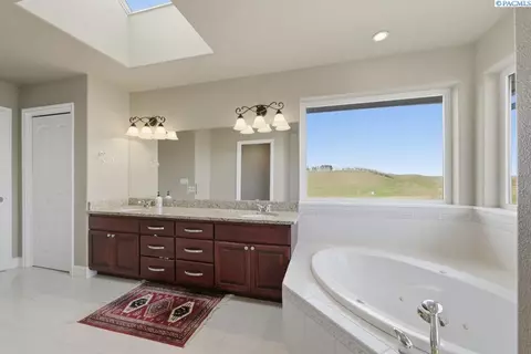 Bath - 820 NW Palouse View Ct, Pullman, WA 99163 photo 3 of 5