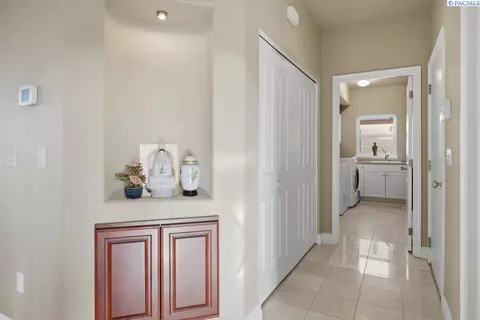 Entry Way - 820 NW Palouse View Ct, Pullman, WA 99163 photo 3 of 6