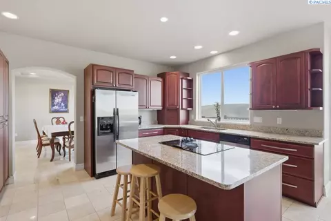 Kitchen - 820 NW Palouse View Ct, Pullman, WA 99163 photo 5 of 7
