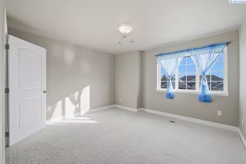 Bedroom - 820 NW Palouse View Ct, Pullman, WA 99163 photo 4 of 9