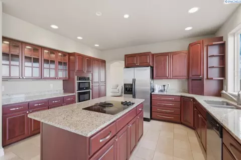 Kitchen - 820 NW Palouse View Ct, Pullman, WA 99163 photo 3 of 7