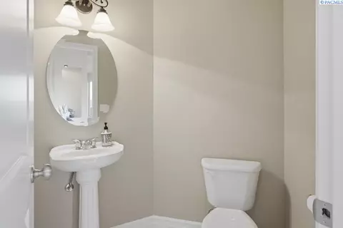Bath - 820 NW Palouse View Ct, Pullman, WA 99163 photo 1 of 5