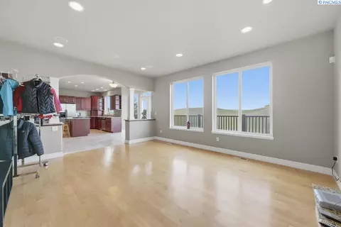 Living - 820 NW Palouse View Ct, Pullman, WA 99163 photo 5 of 6