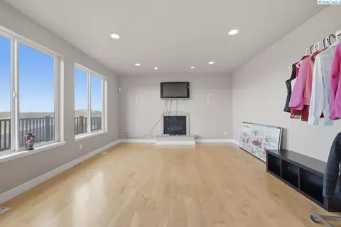 Living - 820 NW Palouse View Ct, Pullman, WA 99163 photo 4 of 6