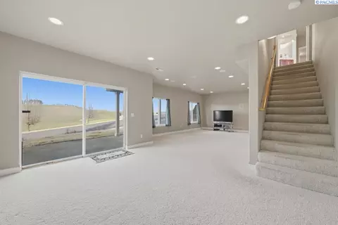Living - 820 NW Palouse View Ct, Pullman, WA 99163 photo 6 of 6