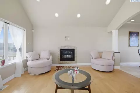 Living - 820 NW Palouse View Ct, Pullman, WA 99163 photo 2 of 6
