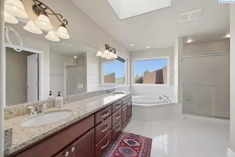 Bath - 820 NW Palouse View Ct, Pullman, WA 99163 photo 2 of 5
